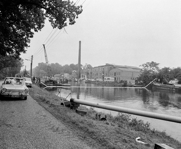 856662 Afbeelding van het plaatsen van een zinker (gasleiding) in de Vecht te Utrecht, ter hoogte van de Vechtdijk (???)